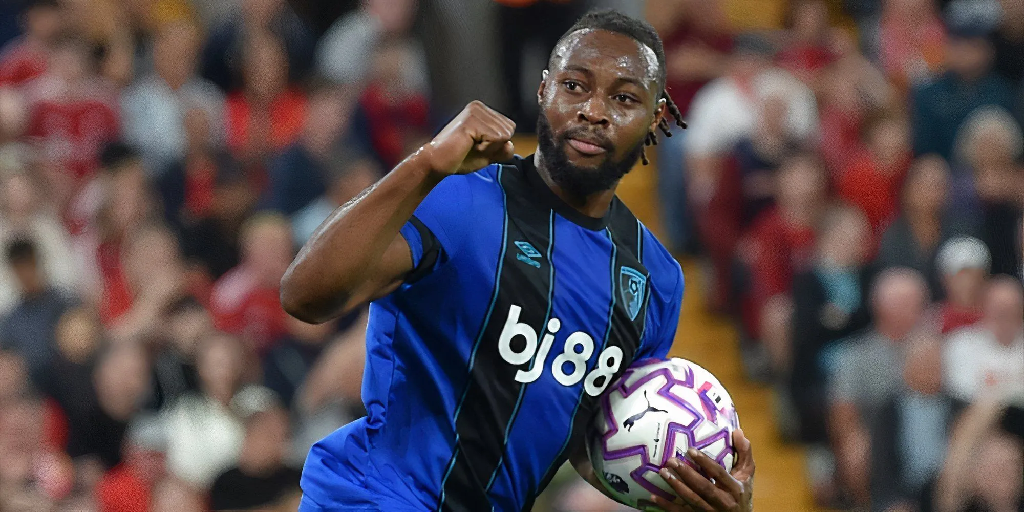 Antoine Semenyo đang chạy với bóng, thể hiện kỹ năng tấn công tuyệt vời