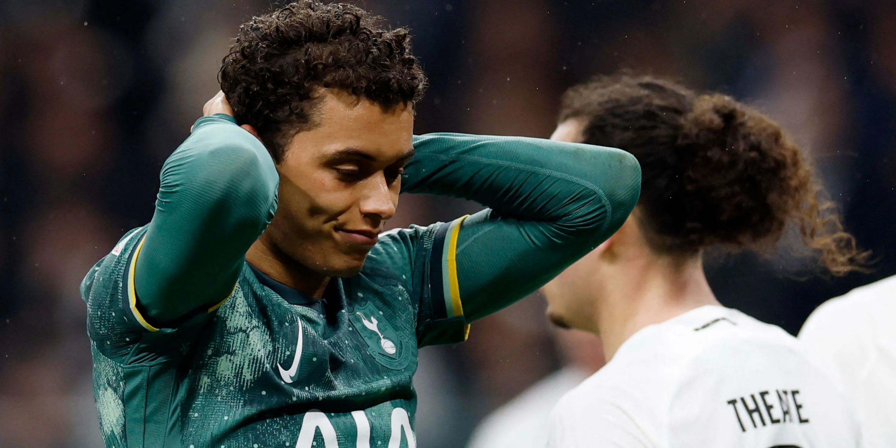 Brennan Johnson Tottenham - Brennan Johnson trong bộ áo trắng Spurs trên sân cỏ