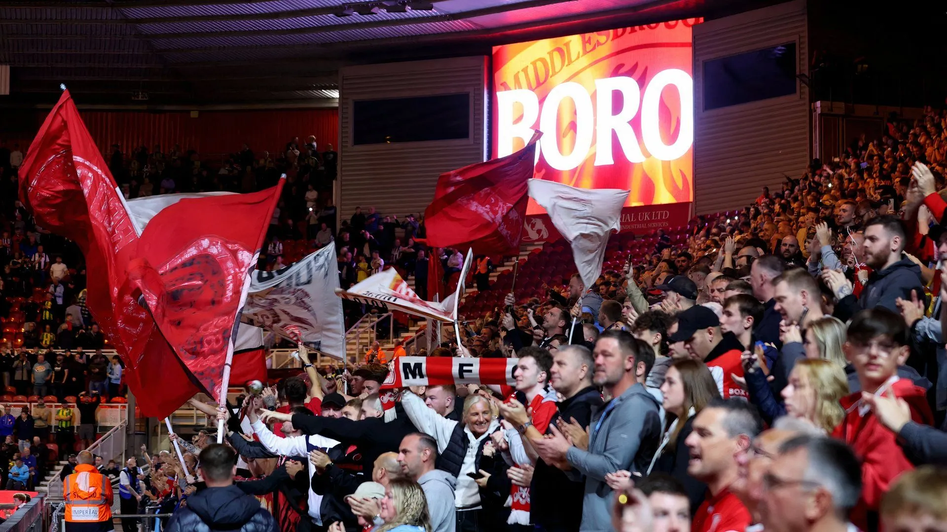 Các cổ động viên Middlesbrough tại sân Riverside Stadium tràn ngập cảm xúc