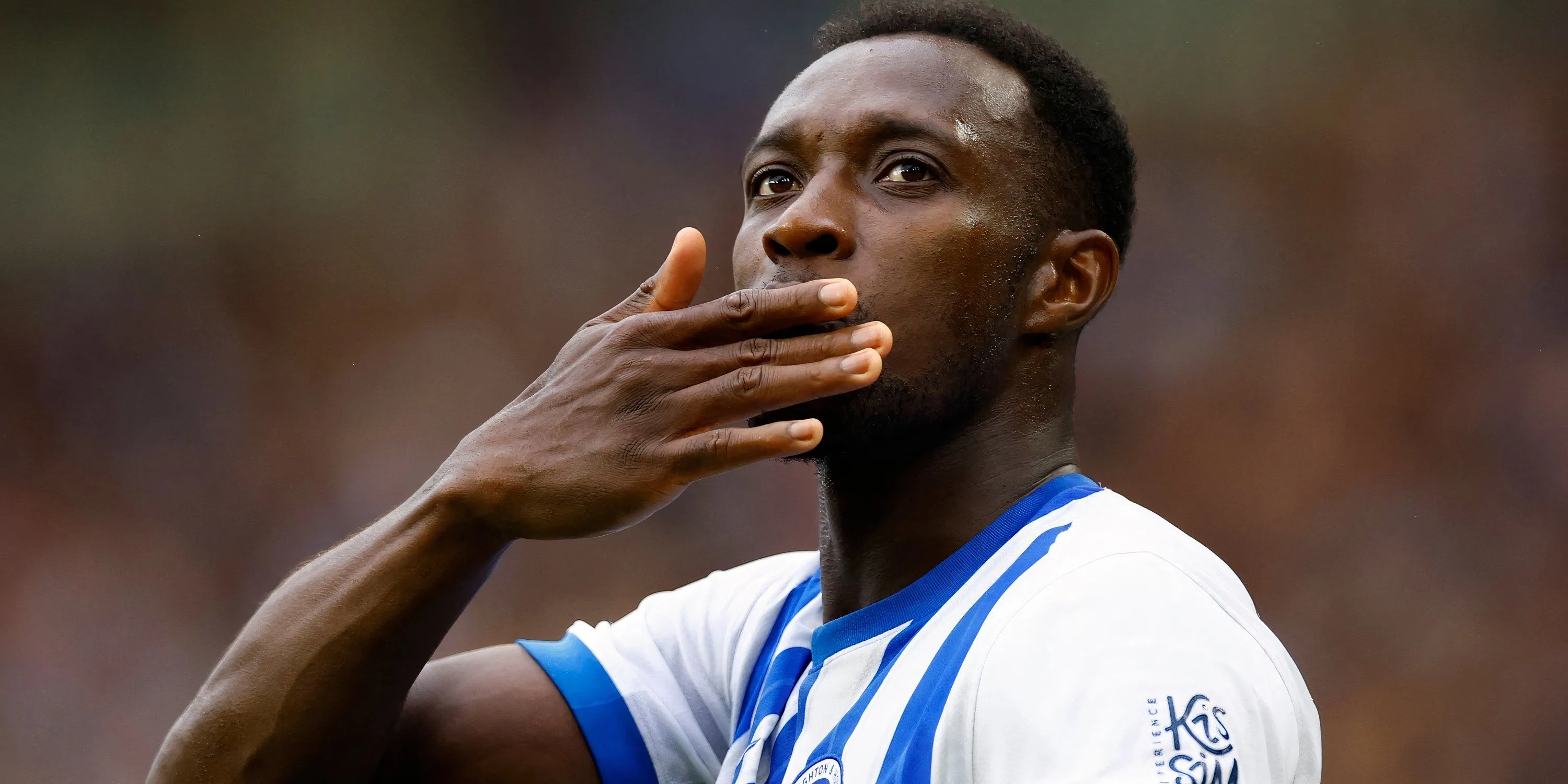 Danny Welbeck ăn mừng bàn thắng trước Nottingham Forest bằng cách thổi một nụ hôn