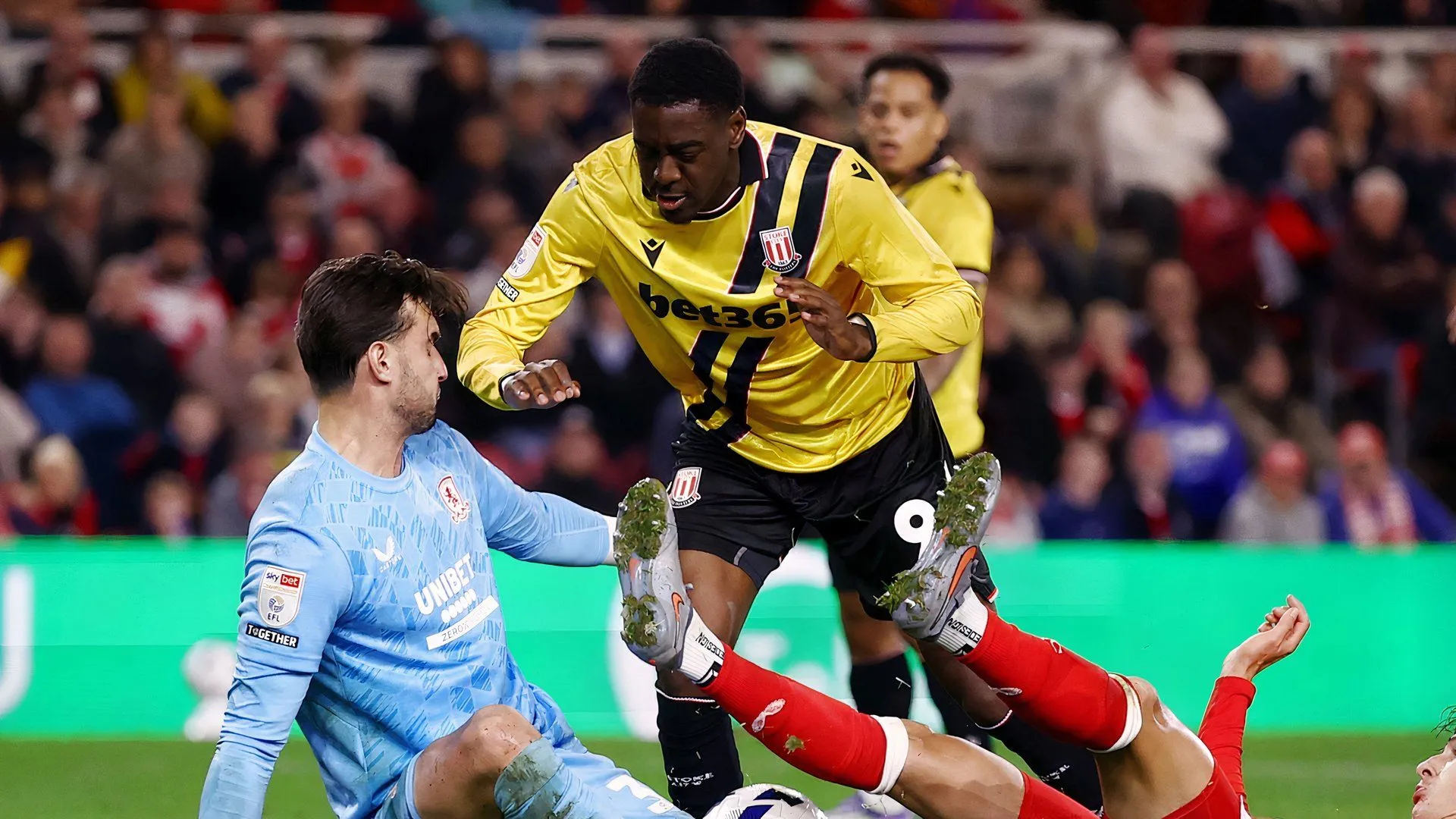 Divin Mubama ghi hat-trick ở Stoke City trong trận thắng 5-1 trước Bristol City