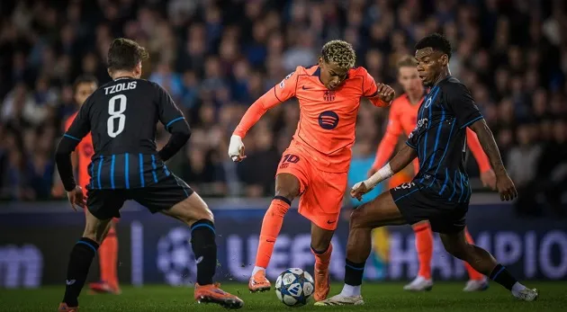 Hàng thủ Club Brugge bất lực khi theo kèm Yamal trong các tình huống tấn công