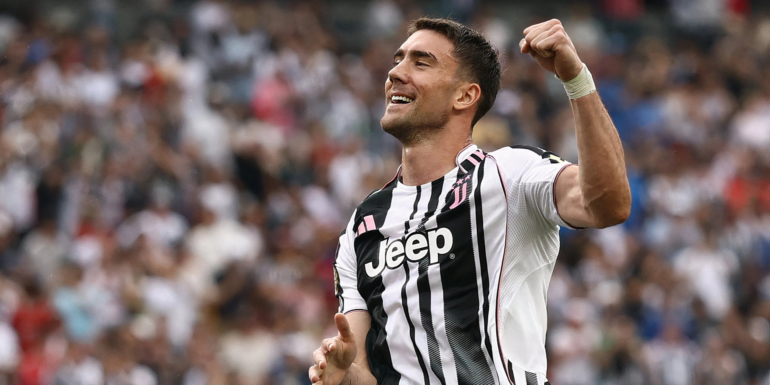 Juventus Dusan Vlahovic - Dusan Vlahovic trong bộ áo đen trắng Juventus