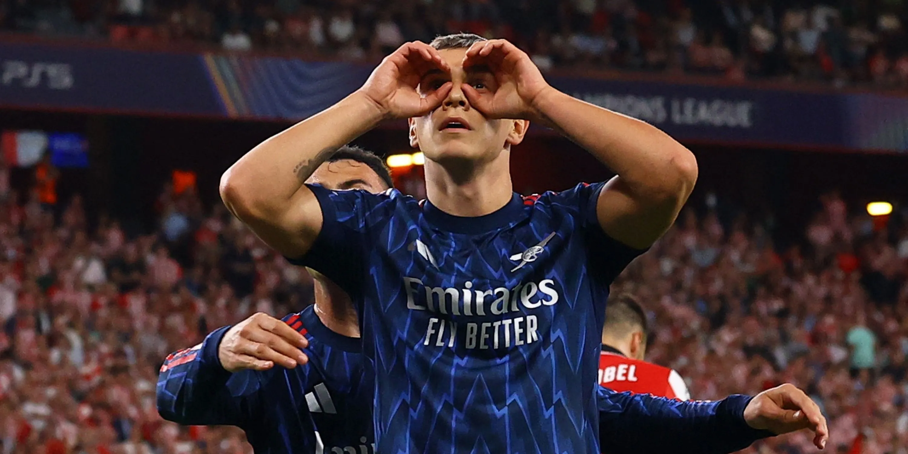 Leandro Trossard chơi bóng trong một trận đấu