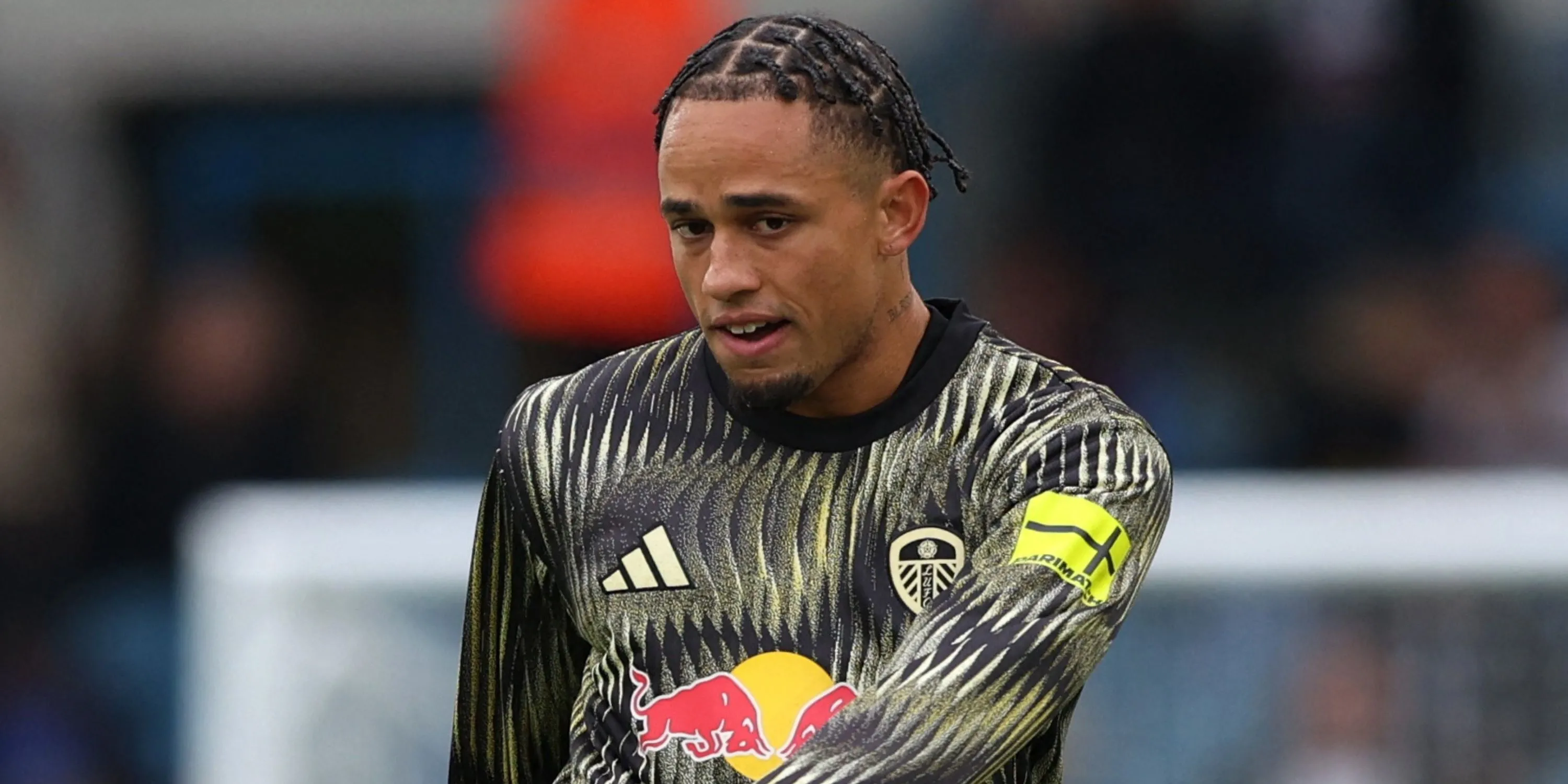 Noah Okafor trong buổi khởi động trước trận đấu cùng Leeds United