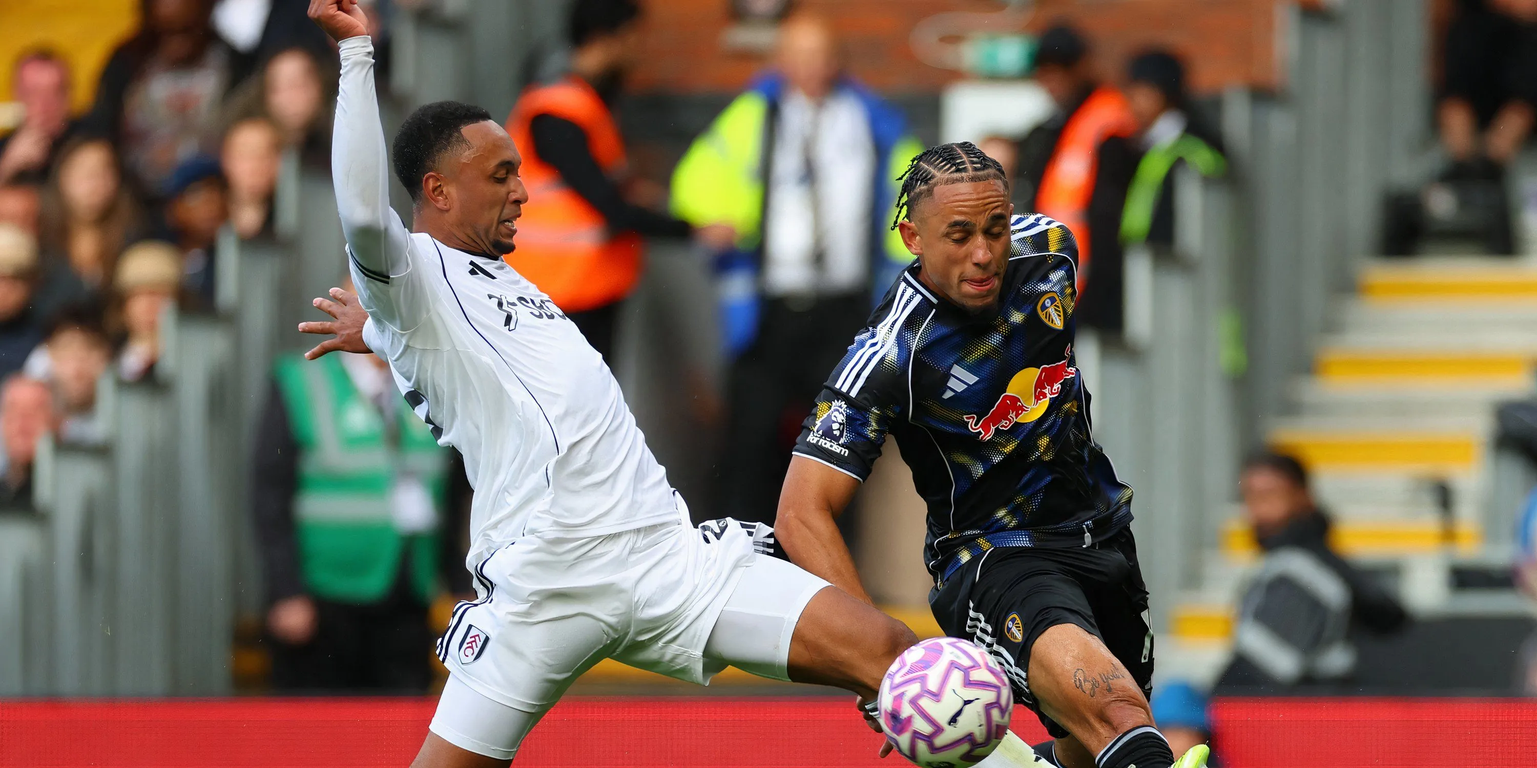 Tiền đạo Noah Okafor sút bóng với sức mạnh và chính xác trong một pha tấn công