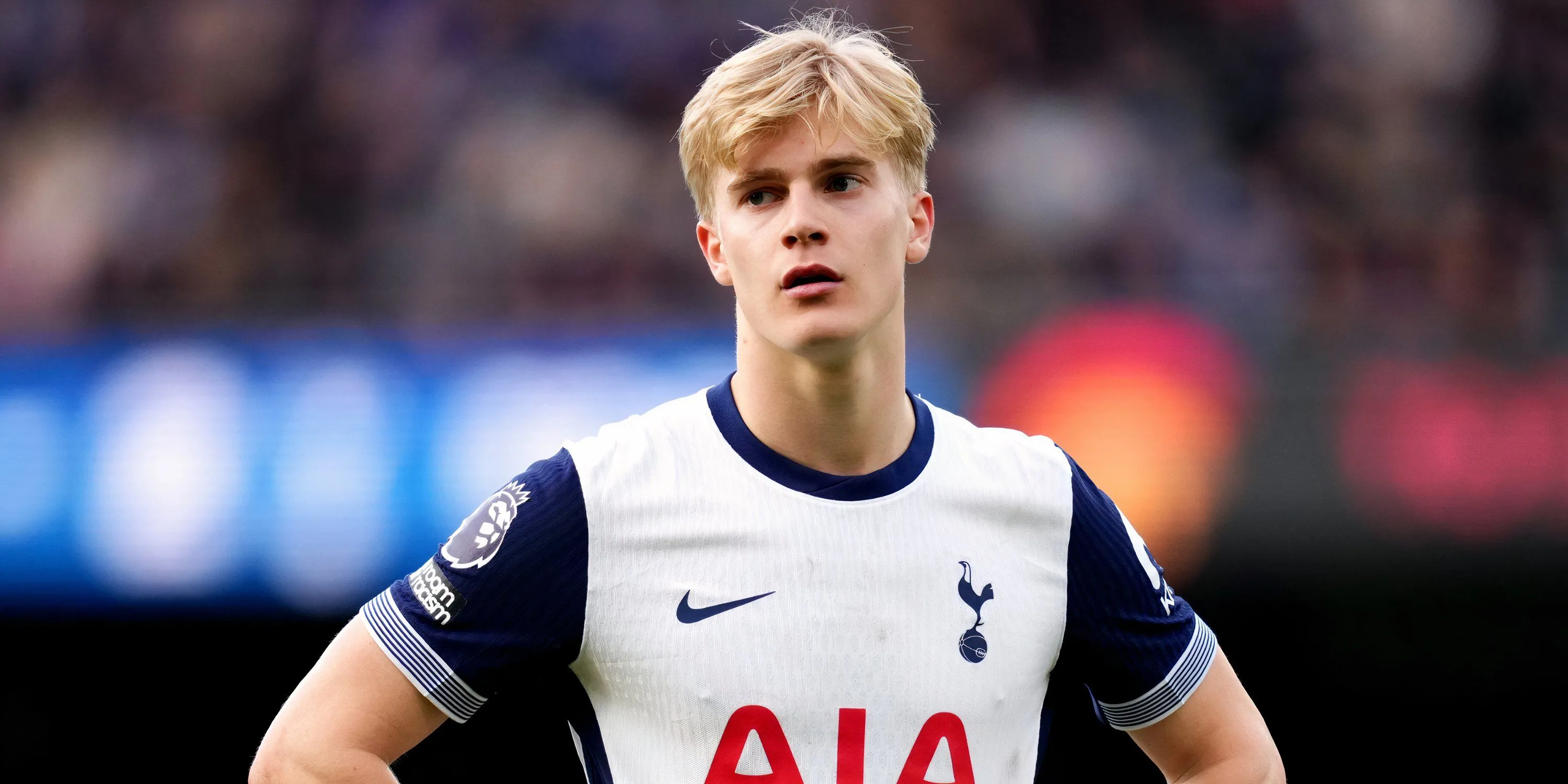 Tiền vệ Lucas Bergvall của Tottenham Hotspur trong một tình huống tranh chấp bóng trên sân