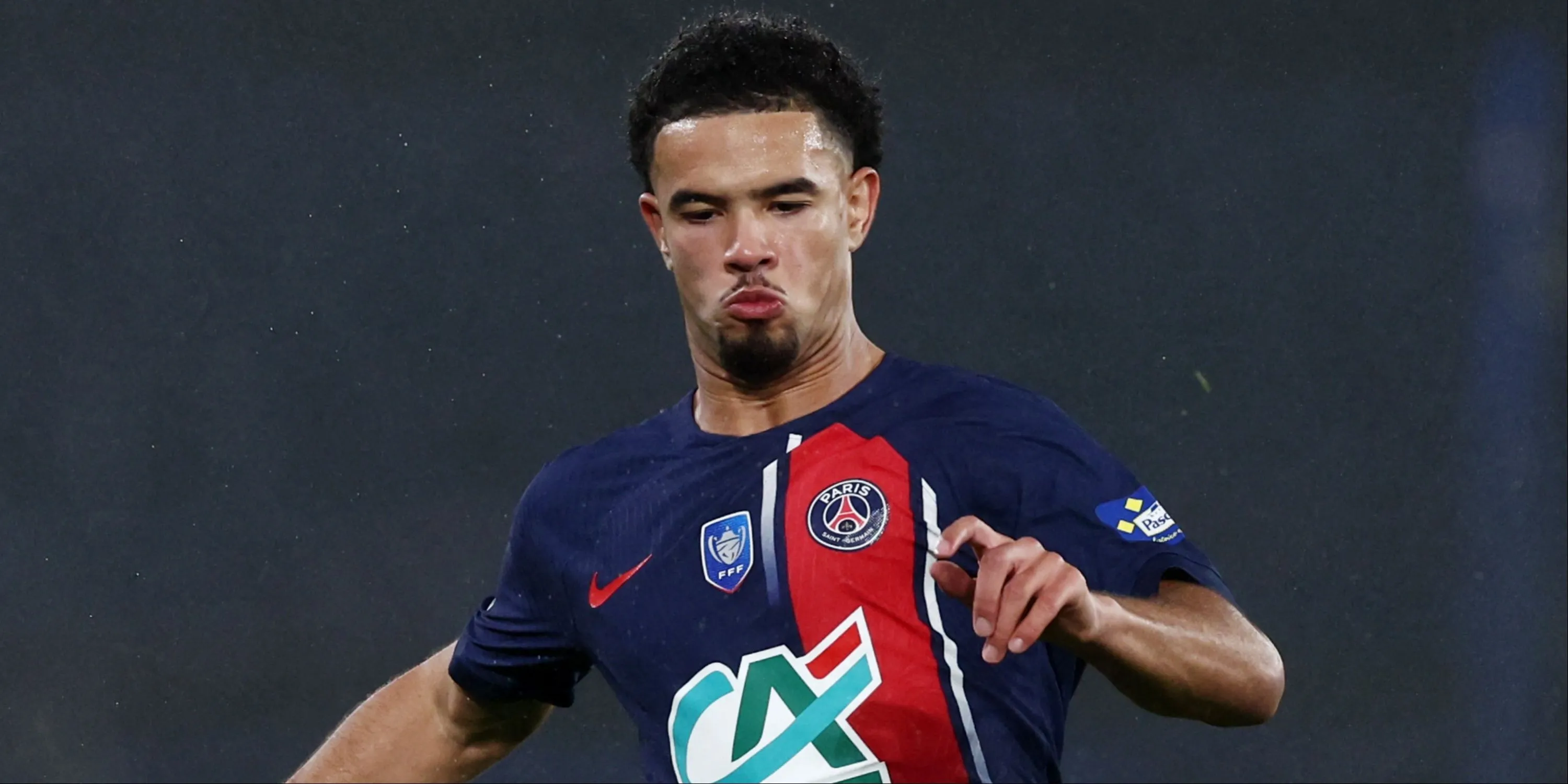 Warren Zaire-Emery trong một tình huống tranh chấp bóng cho PSG ở giải Champions League